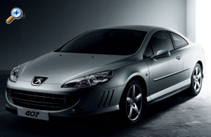 design extrieur de la Peugeot 407 Coup: Selon Peugeot, aucune pice de la berline n'a t reprise sur le Coup, tous les lments de carrosserie sont spcifiques. Ainsi, les phares sont lgrement plus petits et 
plus effils (plus esthtiques, sans aucun doute), la gueule bante de la calandre est largie, et on remarque ces petites ouies latrales  la Ferrari.